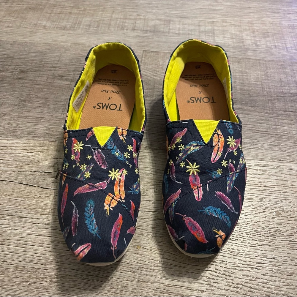TOMS X Zhou Xun Slip On Shoes RARE Pattern Multicolor Feather Women’s Sz 8
